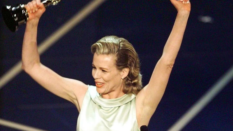 Kim Basinger brandit son Oscar pour LA Confidential