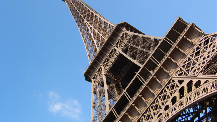 La tour Eiffel, l'un de monuments les plus visités à Paris