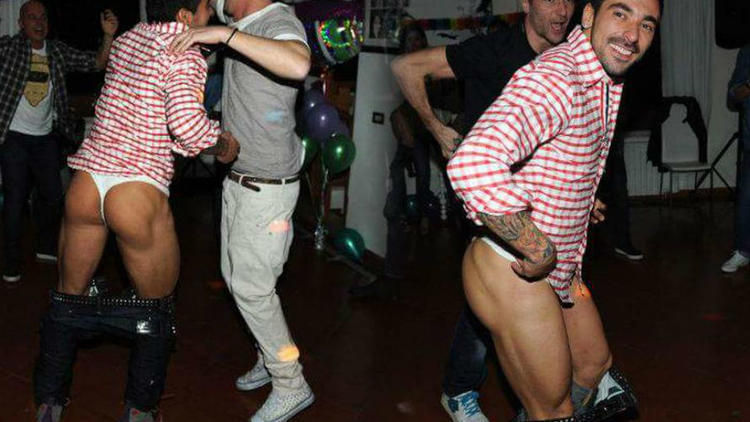 Ezequiel Lavezzi a été photographié en string au cours d'une soirée.
