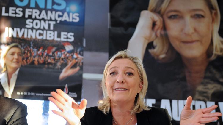 Marine Le Pen en conférence de presse le 10 février 2014 à Sable-sur-Sarthe