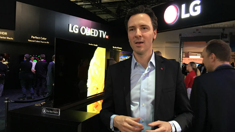 Stéphane Curtelin, directeur marketing de LG France, sur le stand LG au CES de Las Vegas.