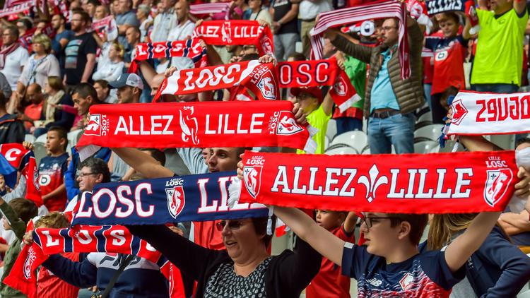 Plus de 300 supporters lillois ont été arrêtés mardi à Amsterdam pour des violences et perturbation de l'ordre public en marge du match de Ligue des champions entre l'Ajax et Lille.