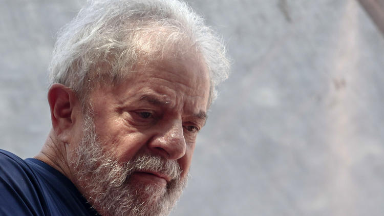 Lula, 73 ans, purge actuellement une peine de huit ans et dix mois de réclusion pour corruption dans un commissariat de Curitiba. 