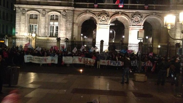 Les manifestants à proximité de l'opéra de Lyon