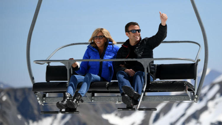 Emmanuel Macron et sa compagne sur le télésiège d’une station de ski, le 12 avril 2017. 