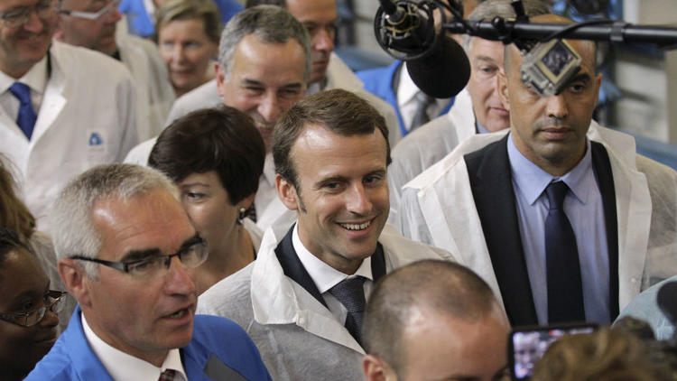 Emmanuel Macron, ce mardi, dans les locaux d'Acome.