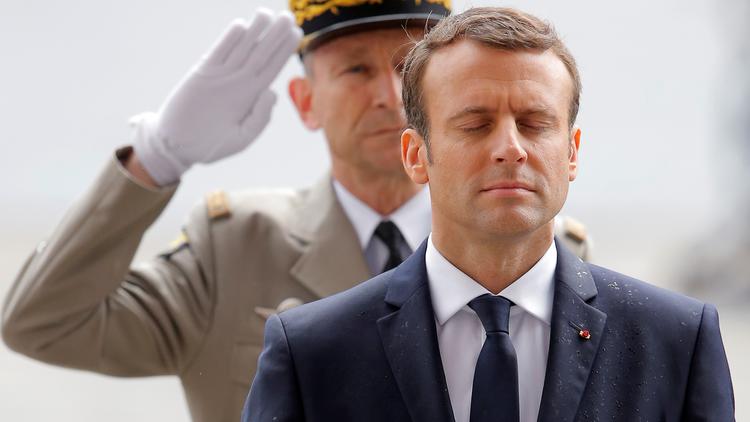 Le président Emmanuel Macron devant la tombe du soldat inconnu, dimanche 14 mai 2017.