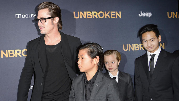Brad Pitt et ses enfants Pax Jolie-Pitt, Shiloh Jolie-Pitt et Maddox Jolie-Pitt à droite), le 15 décembre 2014 au Dolby Theatre à Hollywood.