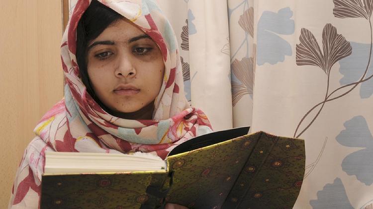 La jeune Pakistanaise Malala Yousafzai, photographiée le 7 novembre 2012 lors de son hospitalisation au Queen Elizabeth Hospital de Birmingham.