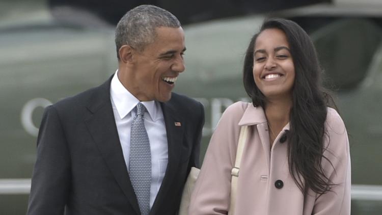 Barack Obama et sa fille Malia sur le point d'embarquer dans l'Air Force One, le 7 avril 2016.