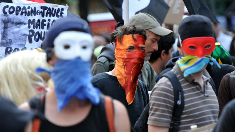 Des personnes masquées manifestent à Paris en soutien aux neuf personnes du groupe de Tarnac