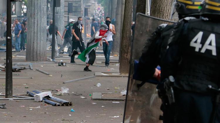 Des policiers (au 1er plan) lors des violences qui ont suivi la manifestation propalestinienne de Barbès, le 19 juillet 2014 à Paris [Jacques Demarthon / AFP/Archives] 