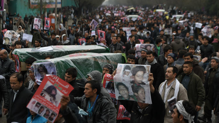 Ils étaient des milliers à manifester le 11 novembre, à Kaboul (Afghanistan), contre la décapitation de sept Hazaras. 