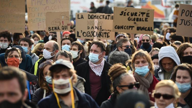 Des manifestants brandissent des pancartes lors d'un rassemblement pour protester contre le projet de loi «sécurité globale», à Marseille, le 21 novembre 2020. 