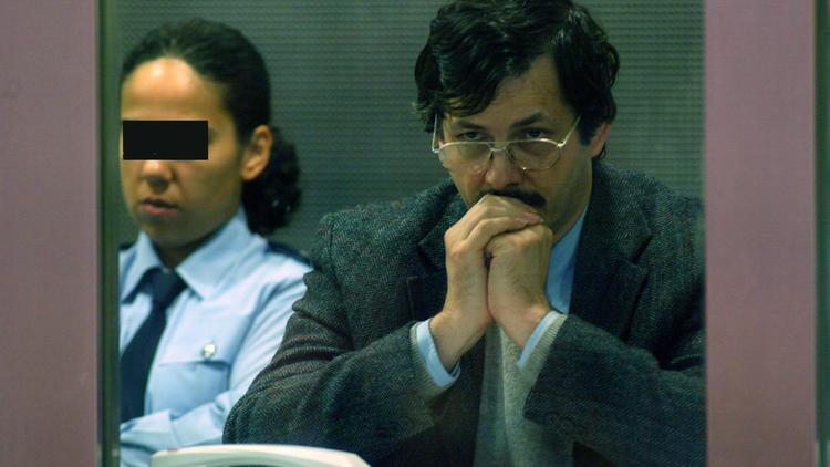 Le 22 juin 2004, le pédophile belge Marc Dutroux est assis sur le banc des accusés du palais de justice d'Arlon, ville du sud-est de la Belgique, pendant la dernière journée de son procès.