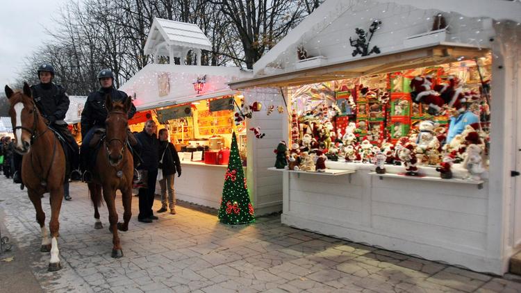 Le marché de Noël des Champs-Elysées à Paris / image d'illustration