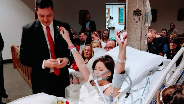 Couchée dans un lit d'hôpital, Heather portait une perruque et une robe de mariée pour l'occasion. 