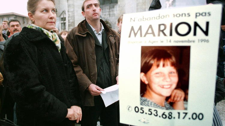 Les parents de Marion Wagon avec une affiche, le 14 novembre 1997, un an après le drame.