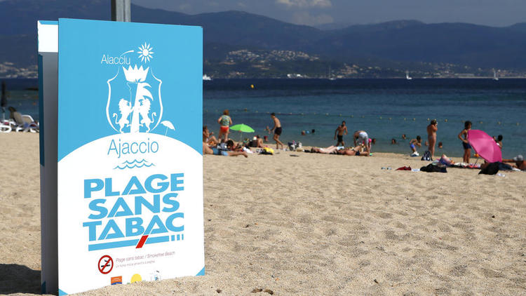 Une plage d'Ajaccio (Corse) où les cigarettes sont prohibées, le 10 août 2018. 