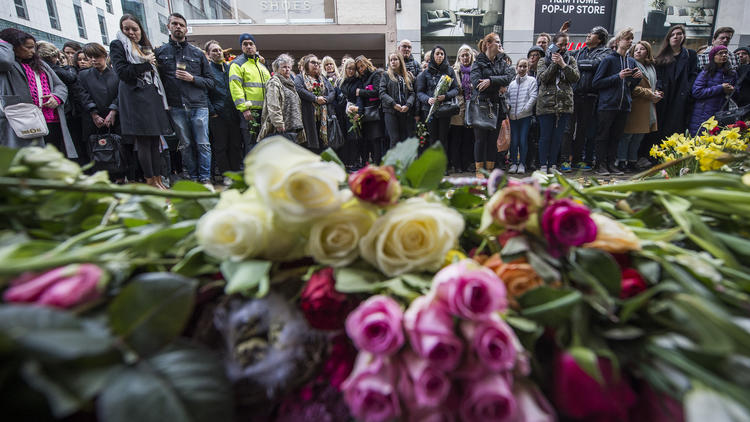 Des Suédois se recueillent devant le centre commercial où s'est écrasé le camion, en avril 2017.