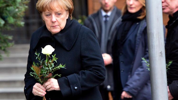 La chancelière Angela Merkel va déposer une rose sur les lieux du drame, à Berlin.