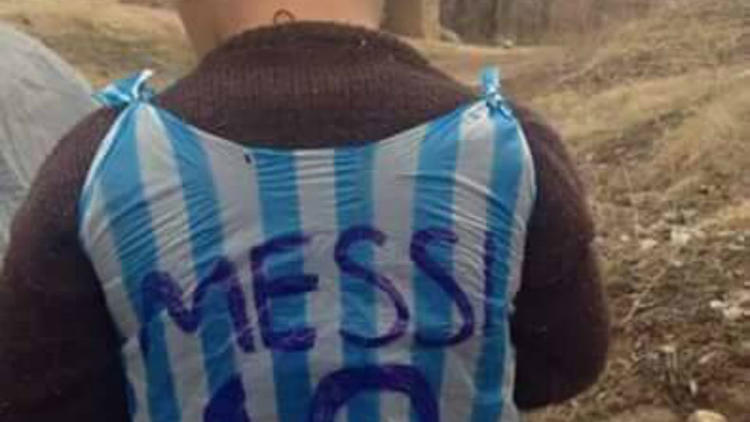 Ce jeune irakien s'est fabriqué un maillot de son joueur préféré avec un sac poubelle.