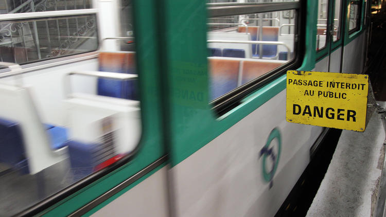 Une femme et un homme qui voyageaient mercredi soir sur la ligne 11 du métro parisien, ont été brûlés par de l’acide.