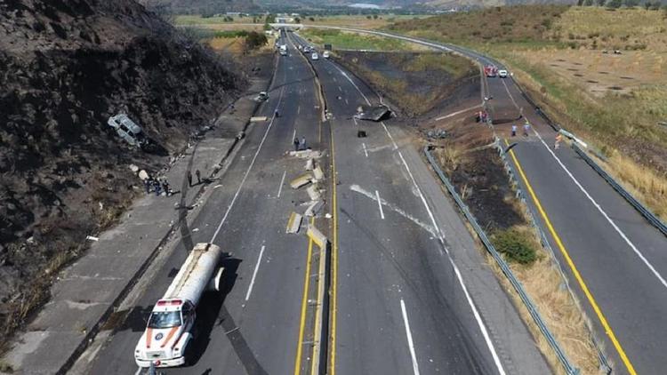 Ce tronçon d'autoroute, à l'extérieur de la ville de Jala, porte encore les stigmates de l'explosion.