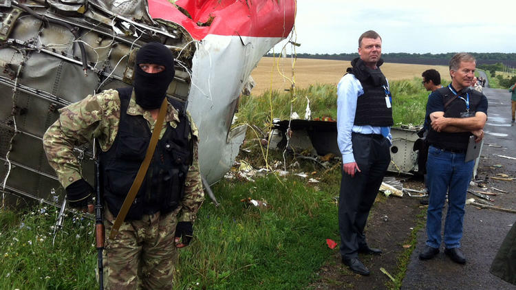  A droite, des observateurs de l'OSCE sur le site du crash du MH17.