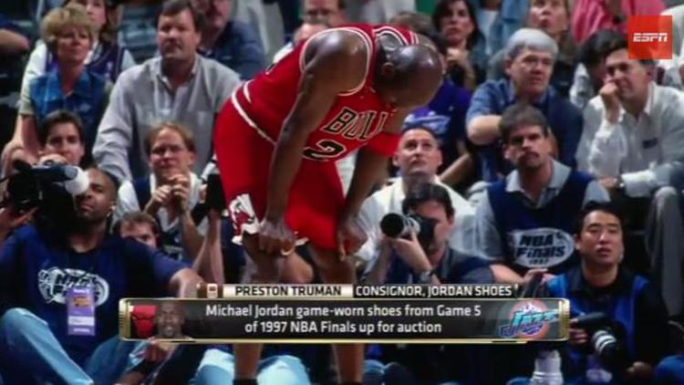 Michael Jordan jouant pour les Bulls de Chicago contre les Utah Jazz lors du fameux ''match de la fièvre" de 1997