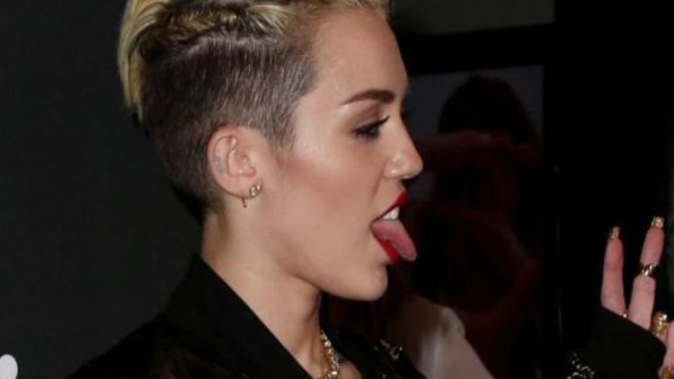 La langue tirée de Miley n'est plus un mystère.