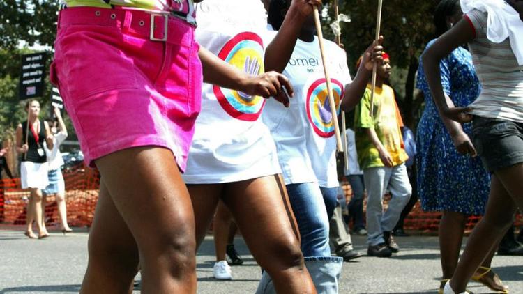 En rallongeant les jupes, le gouvernement du Swaziland espère diminuer le nombre de viols