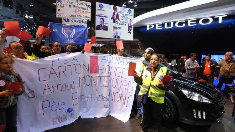 Les employés de PSA d’Aulnay manifestent devant le stand de Citroën, au mondial de l’Automobile, le 29 septembre 2012.