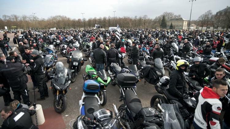 Une manifestation des motards de la Fédération Française des Motards en colère contre l'interdiction des vieux véhicules dans Paris, le 08 février 2015