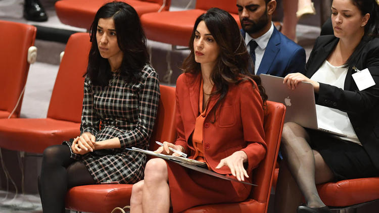 La militante yazidie Nadia Murad (à gauche) et son avocate Amal Clooney font citées par les parieurs pour le prix Nobel de la Paix.