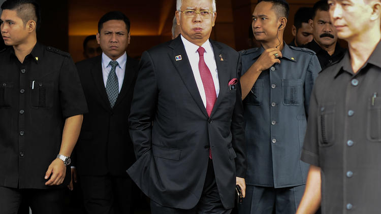 La somme astronomique avait été versée sur les comptes personnels du Premier ministre, Najib Razak (au centre). 