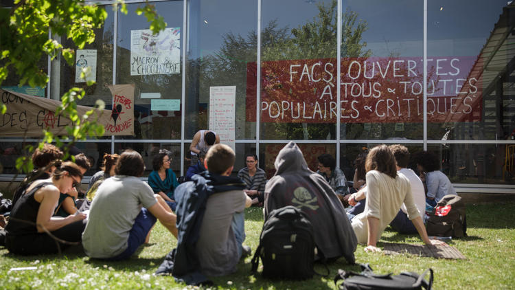Des étudiants opposés à la réforme de l'université, sur le campus de Nanterre, le 18 avril.