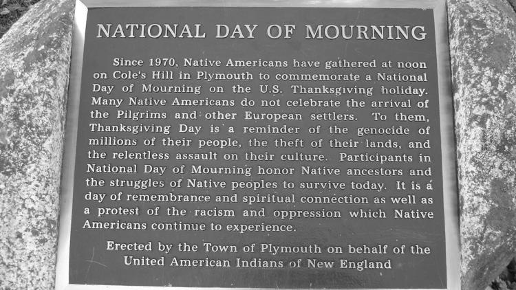 Une plaque commémorant le Jour National du Deuil des Natifs américains
