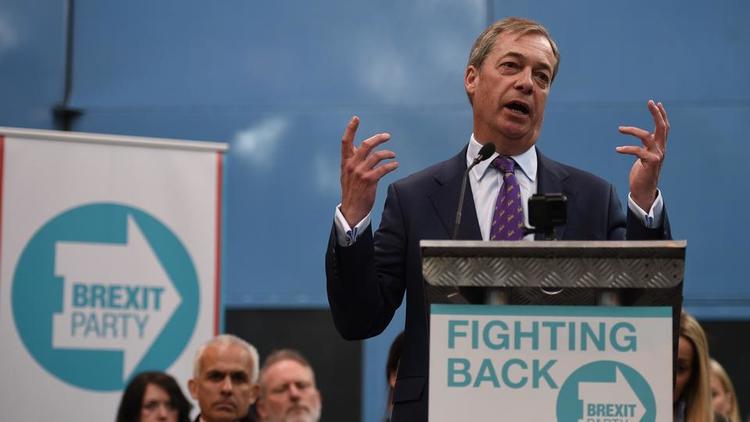 Nigel Farage, ex-dirigeant du parti eurosceptique Ukip, a lancé le 12 avril dernier son nouveau mouvement, baptisé le Parti du Brexit, qui participera aux élections européennes si le Royaume-Uni est contraint d'y prendre part.