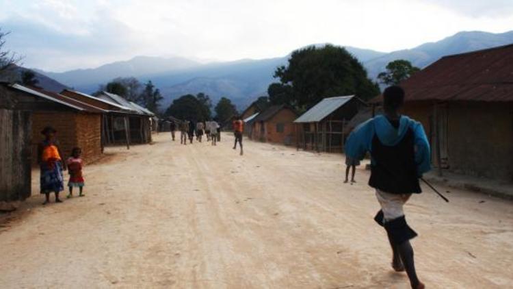 Des villageois prennent en chasse des tueurs de bétail le 4 septembre 2012 à Anosy dans le sud de Madagascar