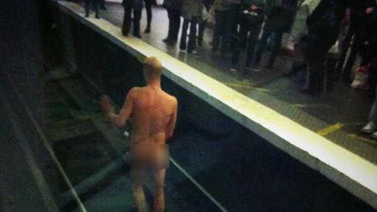 Paris : il se promène complètement nu sur les rails du métro