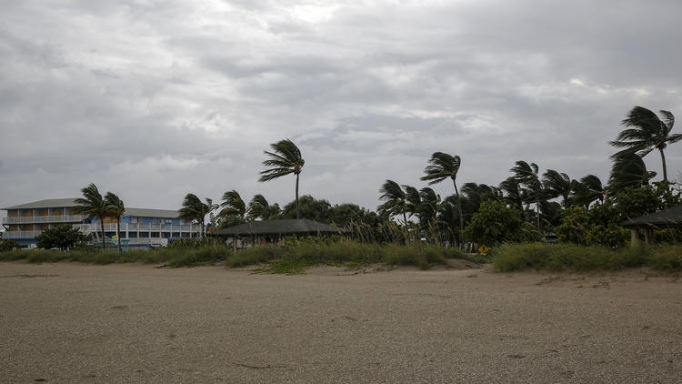 L'ouragan continue à se maintenir au-dessus de l'île de Grand Bahama et les habitants doivent rester dans les abris. 