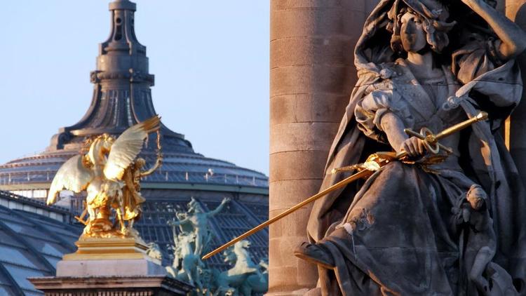 La célèbre statuaire du Pont Alexandre III, à Paris.