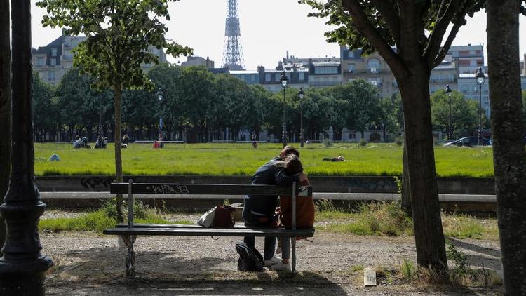 Typiques de la vie parisienne, les bancs verts sont encore présents dans la ville.