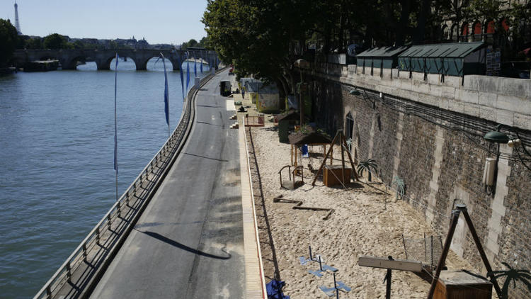 Paris Plages est prêt à accueillir en toute sécurité Parisiens et touristes pour un bain de soleil les pieds dans le sable. 