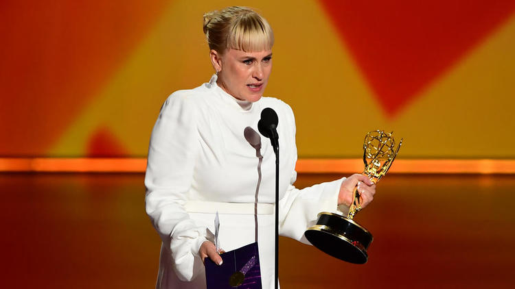 Patricia Arquette a évoqué avec une vive émotion, durant son discours aux Emmy Awards, sa soeur défunte, et a dénoncé les persécutions contre les personnes trans.