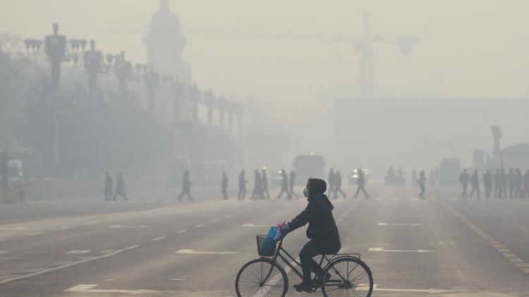 À Pékin, les taux de pollution peuvent atteindre 8 fois les niveaux maximums recommandés. 