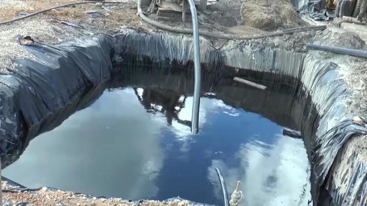 Cet agriculteur algérien a vu un liquide noirâtre remonter à la surface après avoir foré à 90 mètres de profondeur.