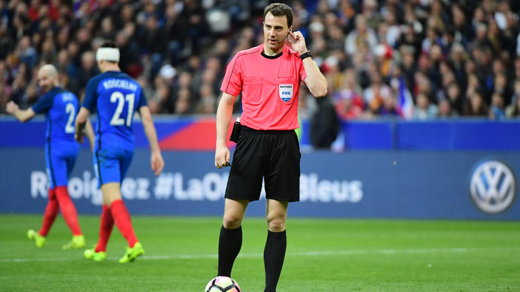 L'arbitrage vidéo a été utilisé pour la première fois en France lors du match entre les Bleus et les Espagnols.