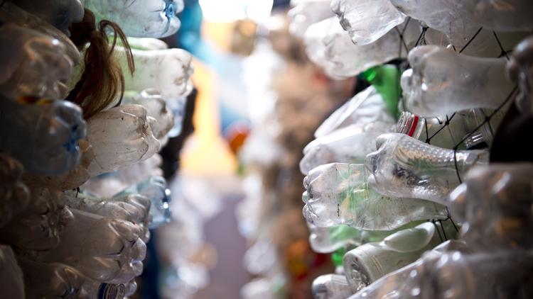 Plus de 6 millions de tonnes de déchets plastiques finissent dans les océans chaque année, selon le Forum économique mondial. 